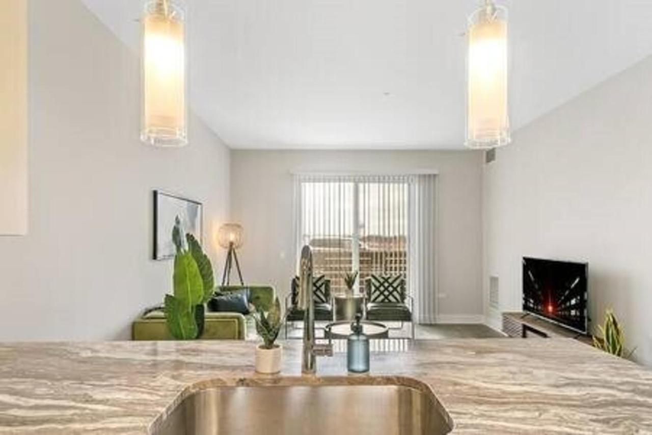 Bright & Comfortable Oakbrook 2Br Apt Free Parking - Ob 1 Apartment Oakbrook Terrace Luaran gambar